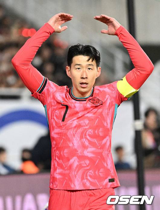 [OSEN=수원, 이대선 기자] 25일 오후 수원월드컵경기장에서 2026 국제축구연맹(FIFA) 북중미 월드컵 아시아지역 3차 예선 B조 8차전 한국과 요르단의 경기가 열렸다.현재 4승 3무(승점 15)로 무패 행진 중이지만, 아직 방심할 수 없는 상황이다. 10차전 쿠웨이트전(홈) 이전에 월드컵 본선 진출을 확정하려면 8차전 요르단전 승리 후 9차전 이라크전(원정)까지 이겨야 한다.전반 한국 손흥민이 코너킥을 차러 가며 관중석을 향해 환호를 유도하고 있다. 2025.03.25 /sunday@osen.co.kr