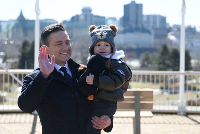 ▲23일(현지시간) 피에르 포일리에브르 캐나다 보수당 대표가 캐나다 퀘벡주 가티노 역사박물관에서 연설 뒤 아들을 품에 안고 손을 흔들고 있다. ⓒ로이터=연합뉴스