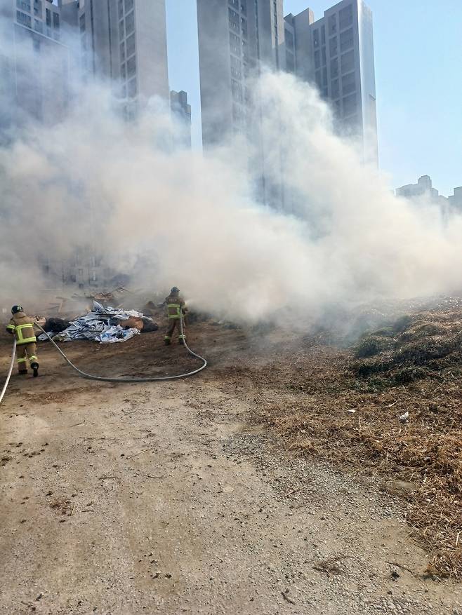 지난 22일 오후 3시쯤 서울 강남 개포초등학교 인근 공원에서 초등학생들이 공원에서 음식물을 구워먹다 불을 내는 사고가 발생했다. 강남소방서 제공