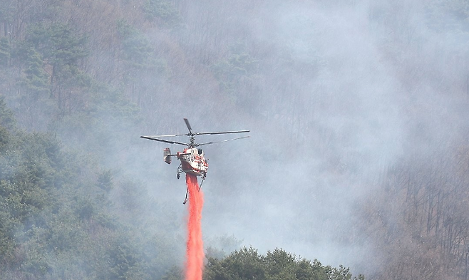 25일 오전 경남 산청군 시천면에서 산림청 헬기가 산불 지연제를 살포하며 산불 확산 방지에 집중하고 있다. 연합뉴스