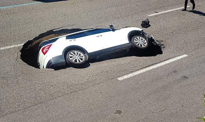 지난해 8월 서울 서대문구 연희동에서 승용차가 도로에 나타난 싱크홀에 빠져 탑승자 2명이 다치는 사고가 있었다.&nbsp;뉴스1