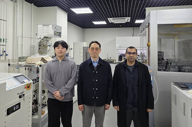 아주대 첨단신소재공학과 연구팀의 이상민 학생, 서형탁 교수, 쿠마 모히트 교수(왼쪽부터). 아주대 제공