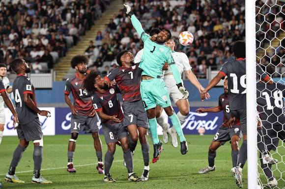 뉴질랜드 국가대표 마이클 박스올이 24일 뉴질랜드 오클랜드의 이튼 파크에서 열린 북중미월드컵 오세아니아 지역 예선 결승 뉴칼레도니아와의 홈 경기에서 머리에 공을 맞추고 있다. AFP 연합뉴스