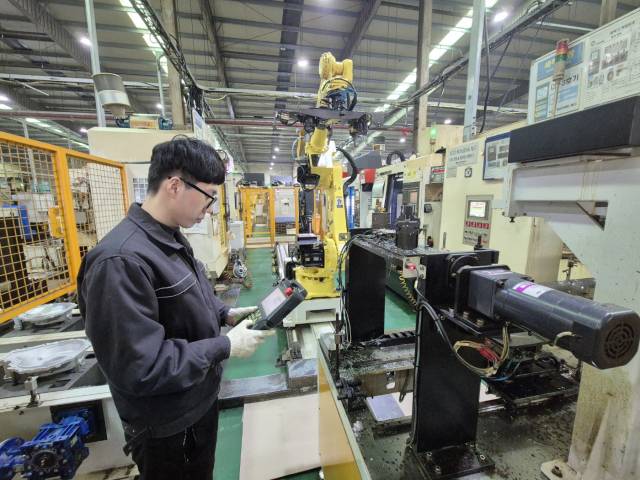 24일 경북 칠곡의 자동차 부품 기업 화신정공 생산 시설에서 현장직원이 6축 다관절로봇을 조작하고 있다./칠곡=박우인기자