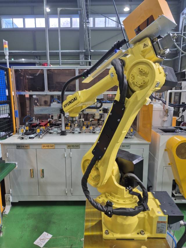 24일 경북 칠곡의 자동차 부품 기업 화신정공 생산 시설에서 6축 다관절로봇이 제조 공정을 하고 있다./칠곡=박우인기자