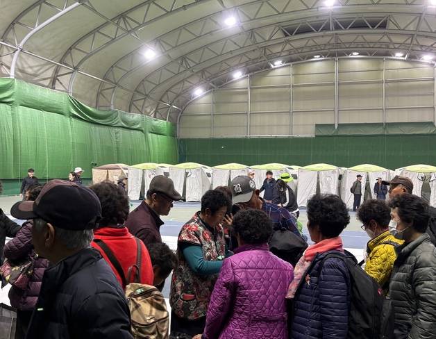 25일 경남 하동군 옥종면 옥천관 테니스장에 이재민들이 모여있다. 뉴스1