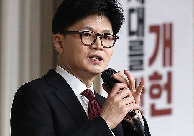 국민의힘 한동훈 전 대표가 지난 18일 대구 북구 경북대학교 경하홀에서 '개헌, 시대를 바꾸자'를 주제로 한 청년 토크쇼를 진행하고 있다. &shy;ⓒ연합뉴스