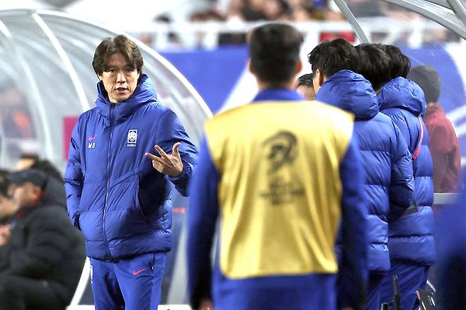 25일 수원월드컵경기장에서 열린 2026 북중미 월드컵 아시아 3차 예선 B조 8차전 대한민국과 요르단의 경기. 홍명보 감독이 코치진과 얘기를 나누고 있다. 연합뉴스