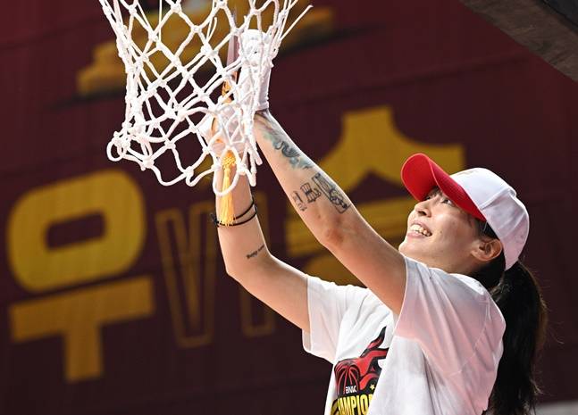 BNK 김소니아가 우승 후 그물 커팅식을 하고 있다. /사진=WKBL 제공