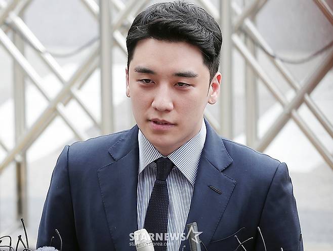 해외 원정도박 혐의를 받고 있는 빅뱅 전 멤버 승리가 28일 오전 서울 중랑구 묵동 서울지방경찰청 지능범죄수사대에서 조사를 받기 위해 출석하고 있다.  승리는 양현석 전 YG엔터테인먼트 대표와 함께 해외를 오가며 13억원 상당 외국환거래(환치기)를 했다는 의혹을 받고 있다.