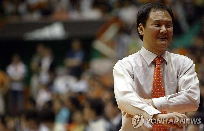 허탈한 유재학 감독 (부산=연합뉴스) 오수희 기자 = 27일 오후 부산 사직실내체육관에서 열린 프로농구 챔피언결정전 5차전 부산 KTF-울산 모비스 경기에서 모비스 유재학 감독이 심판 판정에 항의한 뒤 허탈한 듯 웃고 있다.   
/ 2007.4.27 / osh9981@yna.co.kr