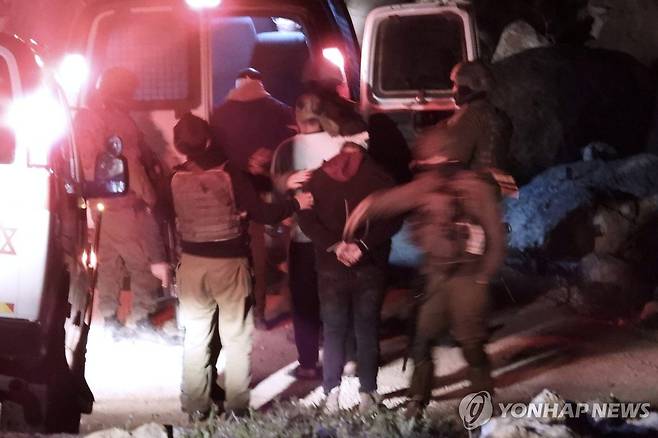 이스라엘군에 의해 끌려가는 팔레스타인 감독 함단 발랄 (서안 AP=연합뉴스) 오스카 수상 팔레스타인 감독 함단 발랄이 24일(현지시간) 요르단강 서안에 있는 자신의 자택에서 이스라엘군에 의해 구금되어 끌려가고 있다. 2025.03.25