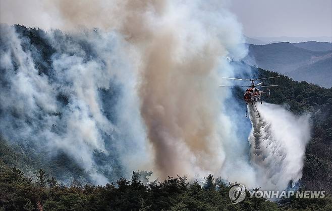 의성 산불 현장에 투입된 산림청 헬기 (의성=연합뉴스) 윤관식 기자 = 경북 의성군 대형 산불 발생 이틀째인 23일 의성군 산불 발화지점 인근 야산에서 산림청 헬기가 산불 진화를 하고 있다. 2025.3.23 psik@yna.co.kr