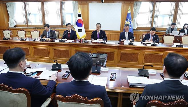 한덕수 권한대행, 치안관계장관회의 주재 (서울=연합뉴스) 홍해인 기자 = 한덕수 대통령 권한대행 국무총리가 25일 정부서울청사에서 치안관계장관회의를 주재하고 있다. 2025.3.25 [대통령실통신사진기자단] hihong@yna.co.kr