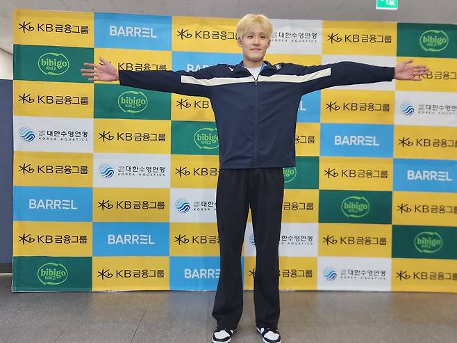 두 팔을 벌려 보인 김영범. [촬영 배진남 기자]