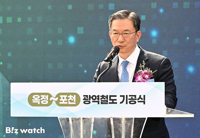 정성호 더불어민주당 의원이 26일 오후 경기 양주시 옥정호수공원에서 열린 옥정-포천 광역철도 기공식에 참석해 축사를 하고 있다./사진=이명근 기자 qwe123@