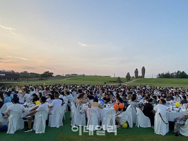 지난해 8월 방한한 중국 광둥성 소재 바이오 전문회사 안가정심그룹 1030명 포상관광단이 파주 임진각 평화누리공원에서 진행한 치맥(치킨+맥주)파티. (사진=한국관광공사)