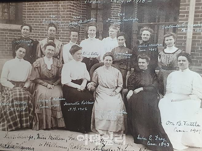 주한 감리교 선교사들. 사애리시는 뒷줄 맨 왼쪽(사진=김현식 기자)