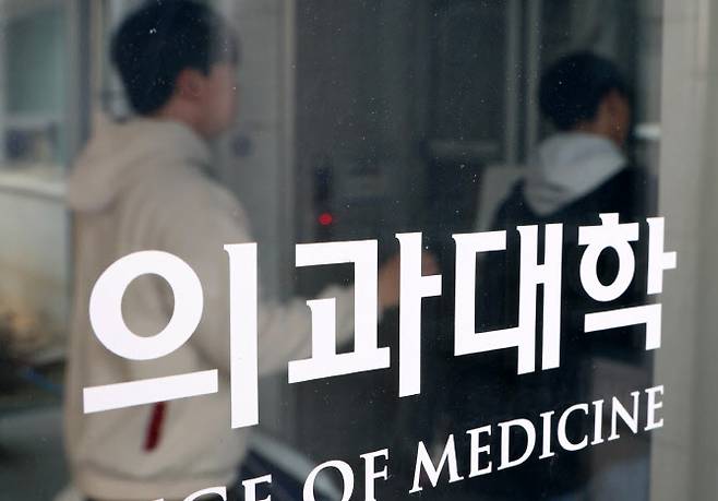 24일 서울의 한 의과대학으로 학생들이 들어서고 있다. 대부분 의대에서 학생 복귀 기한을 오는 28일로 잡고있는 가운데 학생들이 얼마나 복귀하느냐에 따라 의대 교육 정상화 여부가 판가름 날 것으로 보인다. 정부와 각 대학들은 지난해와 달리 올해는 학사유연화 등 특례는 없다고 거듭 강조하고 있다. 복귀를 방해하는 행위에 대해서도 엄정 대응하겠다는 방침이다. (사진=뉴시스)