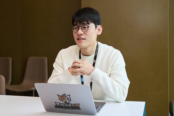 - 직접 게임을 즐기며 스탠더들과 동일한 시점에서 호흡하는 임 디렉터