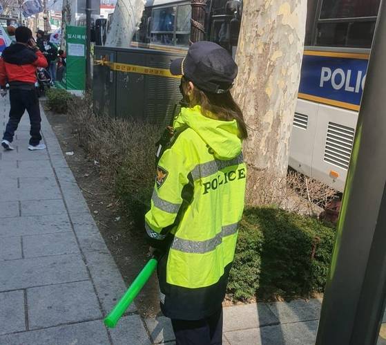 SNS에 도는 집회 여경 사진 〈출처 : 디시인사이드 미국정치 갤러리〉