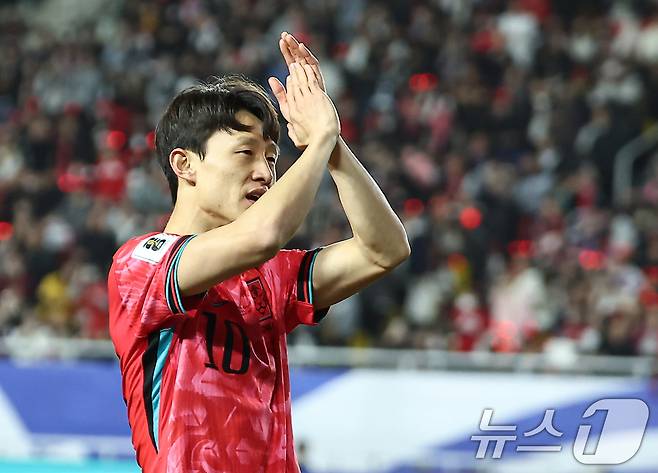 25일 오후 경기 수원월드컵경기장에서 열린 2026 국제축구연맹(FIFA) 북중미 월드컵 아시아 3차 예선 B조 8차전 대한민국과 요르단의 경기, 대한민국 이재성이 선제골을 넣고 동료들과 기뻐하고 있다. 2025.3.25/뉴스1 ⓒ News1 김도우 기자