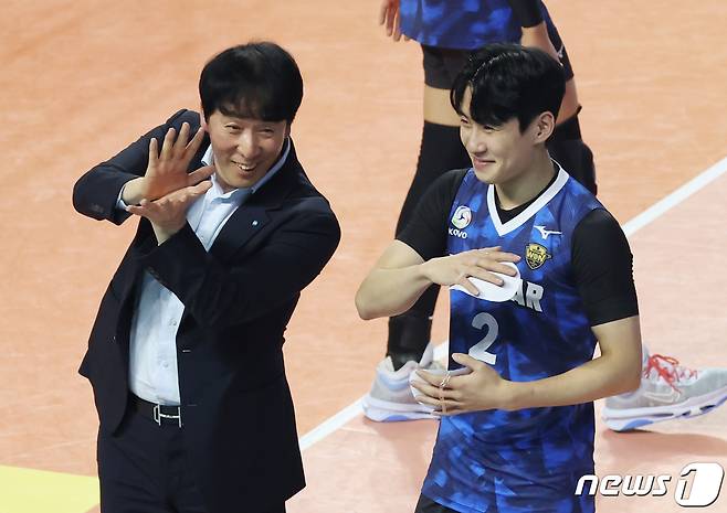27일 오후 인천 부평구 인천삼산월드체육관에서 열린 프로배구 '2023-2024 도드람 V리그 올스타전' K-스타와 V-스타의 남자부 경기에서 V-스타 신영철 우리카드 감독과 한태준이 익살스러운 세리머니를 하고 있다. 2024.1.27/뉴스1 ⓒ News1 김민지 기자