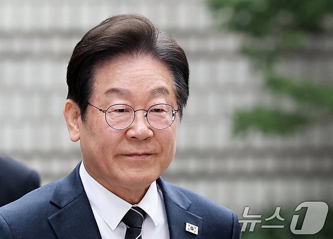 이재명 더불어민주당 대표가 25일 오전 서울 서초구 서울중앙지방법원에서 열린 '대장동 배임·성남FC 뇌물' 관련 1심 공판에 출석하고 있다. 2025.3.25/뉴스1 ⓒ News1 오대일 기자