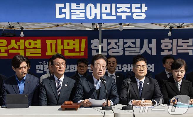 이재명 더불어민주당 대표가 26일 오전 서울 종로구 광화문 앞 민주당 천막당사에서 열린 최고위원회의에서 발언을 하고 있다. 2025.3.26/뉴스1 ⓒ News1 이재명 기자