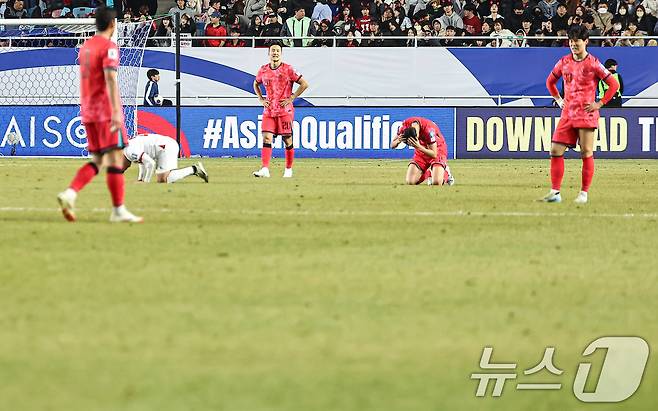 25일 오후 경기 수원월드컵경기장에서 열린 2026 국제축구연맹(FIFA) 북중미 월드컵 아시아 3차 예선 B조 8차전 대한민국과 요르단의 경기, 대한민국 선수들이 1대1 무승부로 경기를 마치고 아쉬워하고 있다. 2025.3.25/뉴스1 ⓒ News1 김도우 기자
