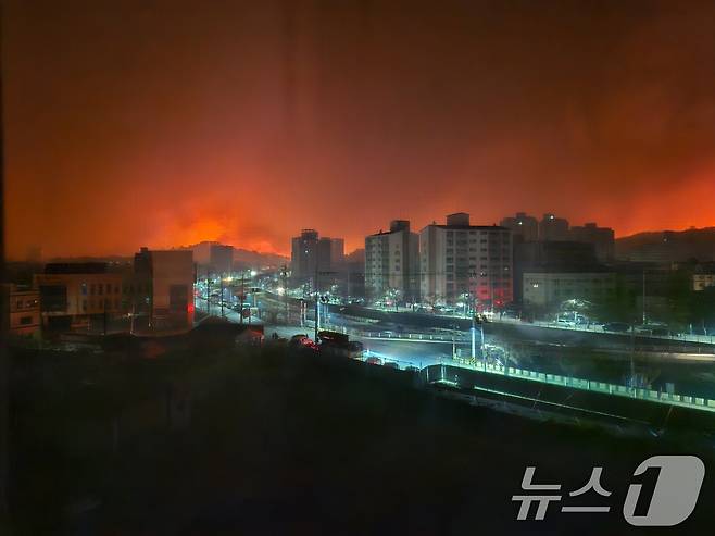 경북 의성군에서 시작된 산불이 강풍을 타고 영덕군까지 확산된 26일 오전 영덕군 뒤편 산이 불타고 있다. (독자제공, 재판매 및 DB 금지) 2025.3.26/뉴스1 ⓒ News1 최창호 기자