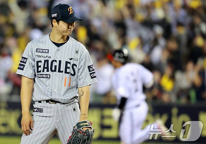 26일 서울 송파구 잠실야구장에서 열린 '2025 신한 SOL 뱅크 KBO리그' 한화 이글스와 LG 트윈스의 경기, 한화 선발 엄상백이 4회말 LG 문보경에게 솔로홈런을 허용 후 아쉬워하고 있다. 2025.3.26/뉴스1 ⓒ News1 김진환 기자