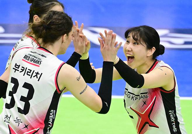 정관장 염혜선(오른쪽)과 부키리치가 25일 수원체육관에서 열린 현대건설과의 플레이오프 1차전서 득점 후 기뻐하고 있다. 제공 | 한국배구연맹