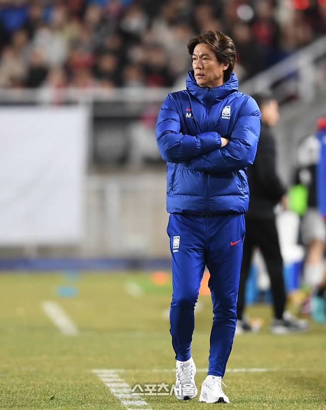 홍명보 감독이 25일 수원월드컵경기장에서 열린 2026 FIFA 북중미 월드컵 3차 예선 요르단과 경기를 지켜보고 있다.  2025. 3. 25. 수원 | 최승섭기자 thunder@sportsseoul.com