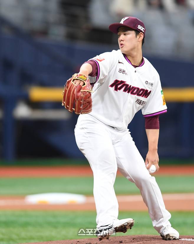 키움 투수 정현우가 18일 고척스카이돔에서 열린 2025 KBO리그 시범경기 롯데와 경기에서 역투하고 있다. 고척 | 최승섭기자 thunder@sportsseoul.com