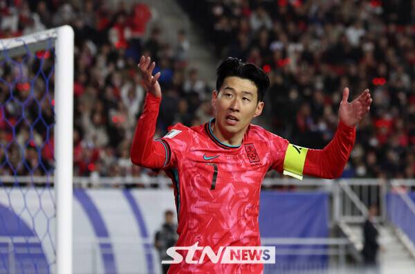 25일 경기 수원시 수원월드컵경기장에서 열린 2026 국제축구연맹(FIFA) 북중미 월드컵 아시아 지역 3차 예선 B조 8차전 대한민국과 요르단의 경기, 손흥민이 팬들을 북돋아주고 있다. 사진┃뉴시스