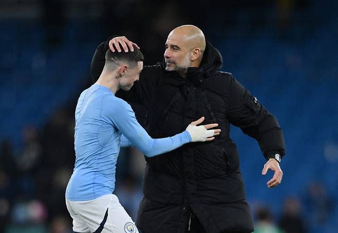 맨체스터 시티의 드레싱룸에서 필 포든에 대한 우려의 목소리가 나오고 있다. 잉글랜드 대표팀 감독도 포든의 기량에 대해 지적하면서 힘든 시기를 보내고 있다. 하락세가 계속된다면 대표팀과 클럽에서 기회를 박탈 당할 것이란 전망이 나온다. 영국 미러는 25일(한국시각) '맨체스터 시티의 스타 선수들이 최근 필 포든의 경기력 저하에 대해 심각한 우려를 나타내고 있다'고 보도했다. <저작권자 ⓒ 연합뉴스. 무단 전재 재배포 금지, AI 학습 및 활용 금지>