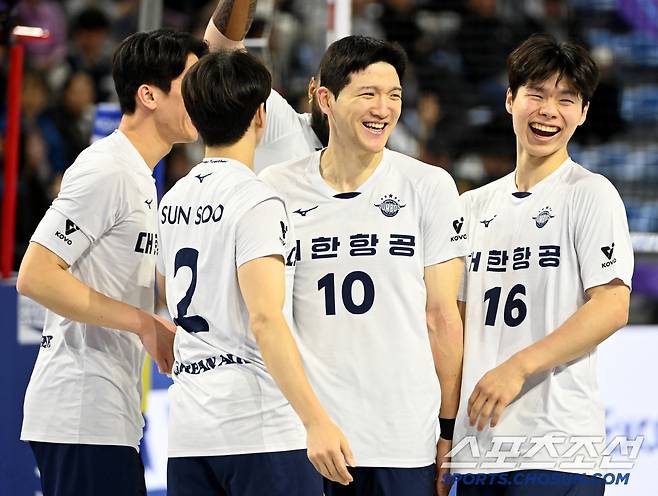 11일 인천계양체육관에서 열린 V리그 남자부 대한항공과 삼성화재의 경기, 대한항공 정지석이 공격을 성공한 후 동료들과 함께 환호하고 있다. 인천=허상욱 기자 wook@sportschosun.com/2025.02.11/