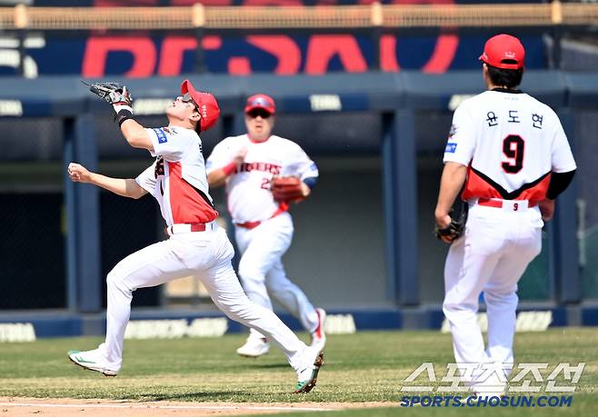 23일 광주KIA챔피언스필드에서 열린 NC와 KIA의 경기, 1회초 1사 3루 KIA 유격수 박찬호가 NC 손아섭의 플라이를 잡아내고 있다. 광주=허상욱 기자wook@sportschosun.com/2025.03.23/