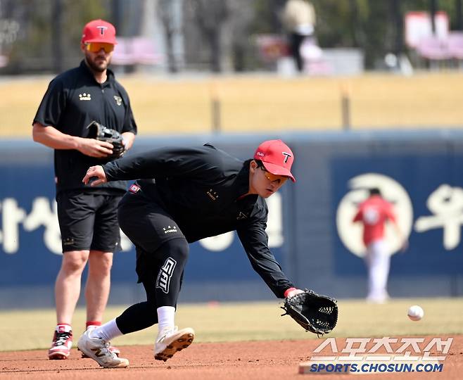 23일 광주KIA챔피언스필드에서 열린 NC와 KIA의 경기, KIA 윤도현과 위즈덤이 3루 수비훈련을 하고 있다. 광주=허상욱 기자wook@sportschosun.com/2025.03.23/