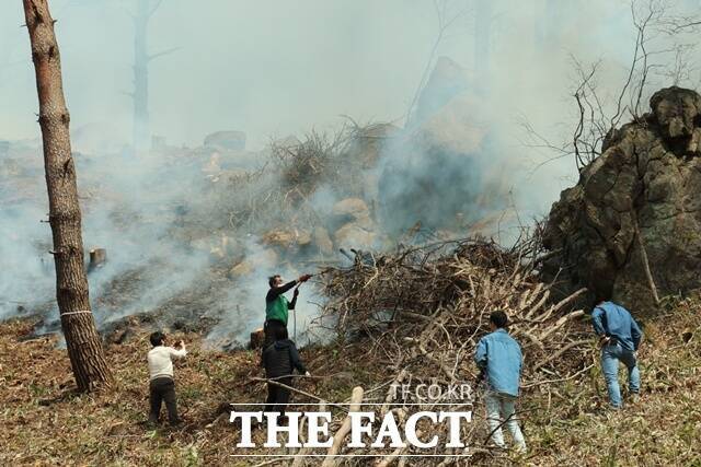 산청산불 방어선 구축에 총력을 기울이고 있다./산청군
