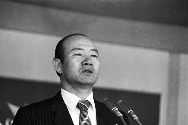 1980년대 전두환 정권 하에서 한국 아동의 해외입양은 최고조에 달했다