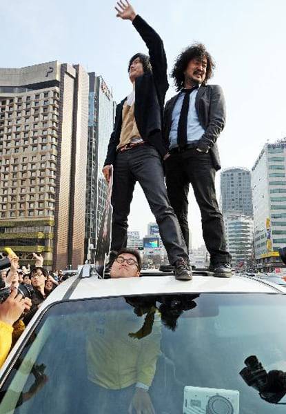 인터넷 팟캐스트 방송 '나는 꼼수다'의 진행자인 김용민씨와 김어준(차량 위 오른쪽) 총수, 주진우(왼쪽) 기자가 지난 2012년 4월 서울광장에서 자동차에 타 포즈를 취하고 있는 모습. 당시 서울광장에서는 민주통합당 노원갑 후보였던 김용민씨를 위한 유세가 열렸었다.