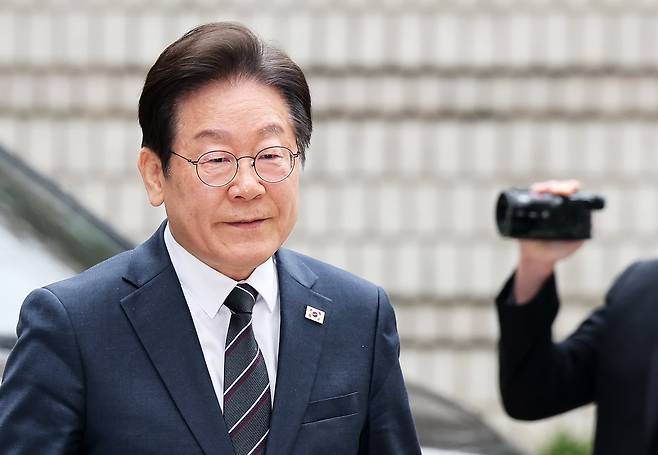 이재명 더불어민주당 대표가 지난 25일 오전 서울 서초구 서울중앙지방법원에서 열린 '대장동 배임·성남FC 뇌물' 관련 1심 공판에 출석하고 있다. /뉴스1