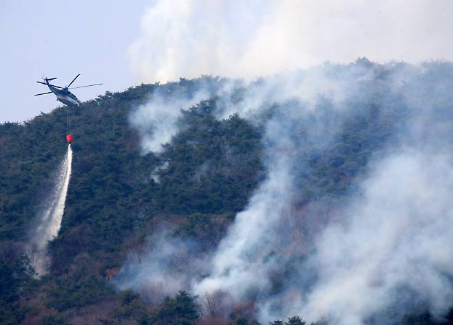 경남 산청·하동 산불 엿새째인 26일 하동군 옥종면 일대에서 산불진화 헬기가 산불 진화작업을 벌이고 있다. 2025.3.26/뉴스1 ⓒ News1 윤일지 기자