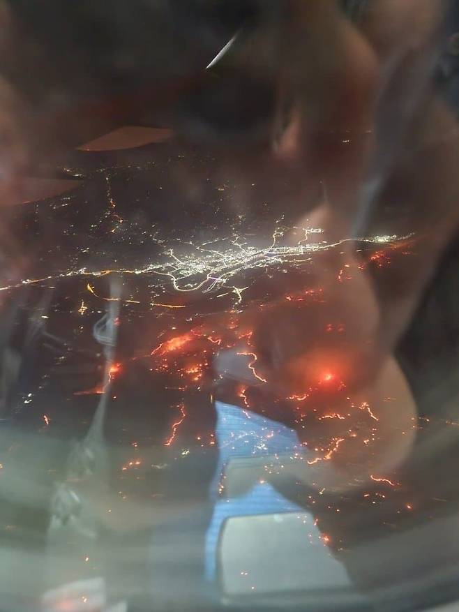 의성 산불이 발생한지 닷새째인 26일, 산불 인근 현장을 찍은 것으로 추정되는 영상과 사진들이 온라인 커뮤니티에 올라왔다 /온라인 커뮤니티 캡처