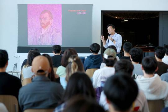 윤상인 미술 전문 해설사가 26일 오후 4시 KAIST 미술관에서 '반 고흐 인사이트'(Van Gogh's Insights) 문화예술특강을 진행하고 있다. 김영태 기자