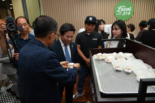 박정현 부여군수가 로컬푸드 관외직매장 1호점(대전 서구 갈마동 대전일보사 사옥 1층)인 '더로컬 314'를 방문해 양송이빵을 시식하고 있다. 조정호 기자