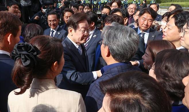 이재명 더불어민주당 대표가 26일 오후 서울 서초구 서울고등법원에서 열린 '공직선거법' 위반 혐의 항소심 선고 공판에서 무죄를 선고 받은 뒤 나와 동료 의원들과 인사를 나누고 있다. ⓒ사진공동취재단