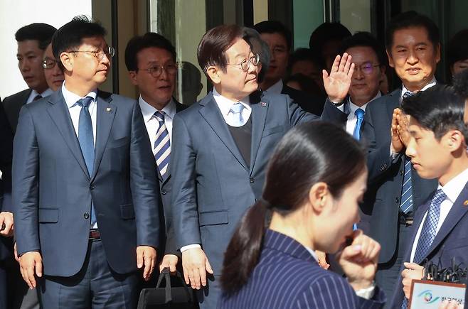 공직선거법상 허위사실공표 혐의로 기소된 이재명 더불어민주당 대표가 26일 오후 서울 서초구 서울고등법원에서 열린 항소심 선고공판에서 무죄를 선고 받은 뒤 지지자들에게 답례 인사를 하고 있다 . 2025. 3. 26 사진공동취재단